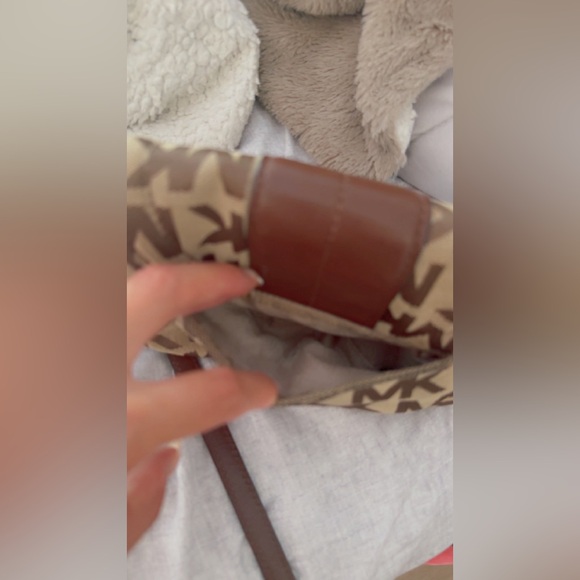 I’m selling a cross body Michael Kors purse. I love this purse and the design. - Picture 5 of 5